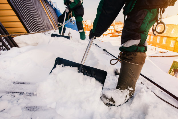 5 Steps to Safely Removing Snow from a Flat Roof